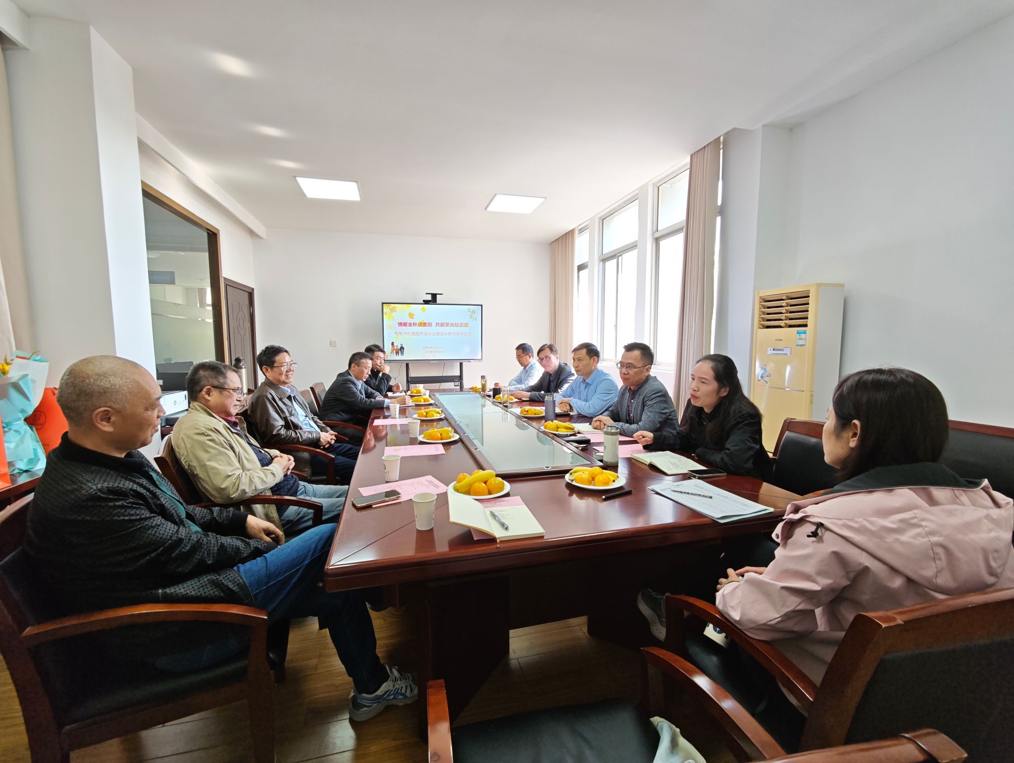 物电学院举办重阳节座谈会暨退休教师荣休仪式