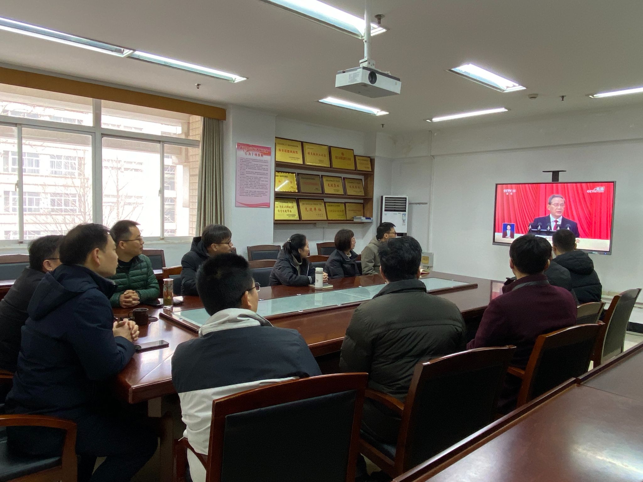 物电学院组织师生收看全国两会盛况